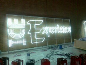 letras corporeas luminosas